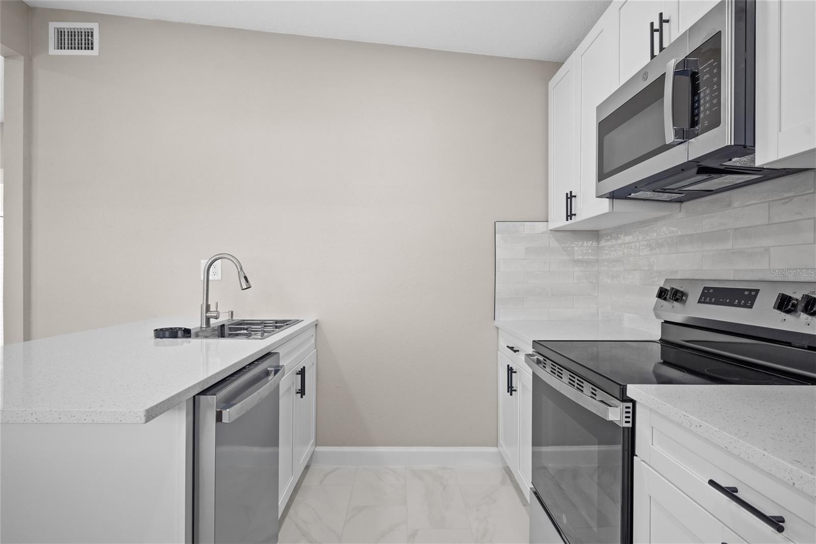 Listing photo id 17 for 6213 Cameron Avenue