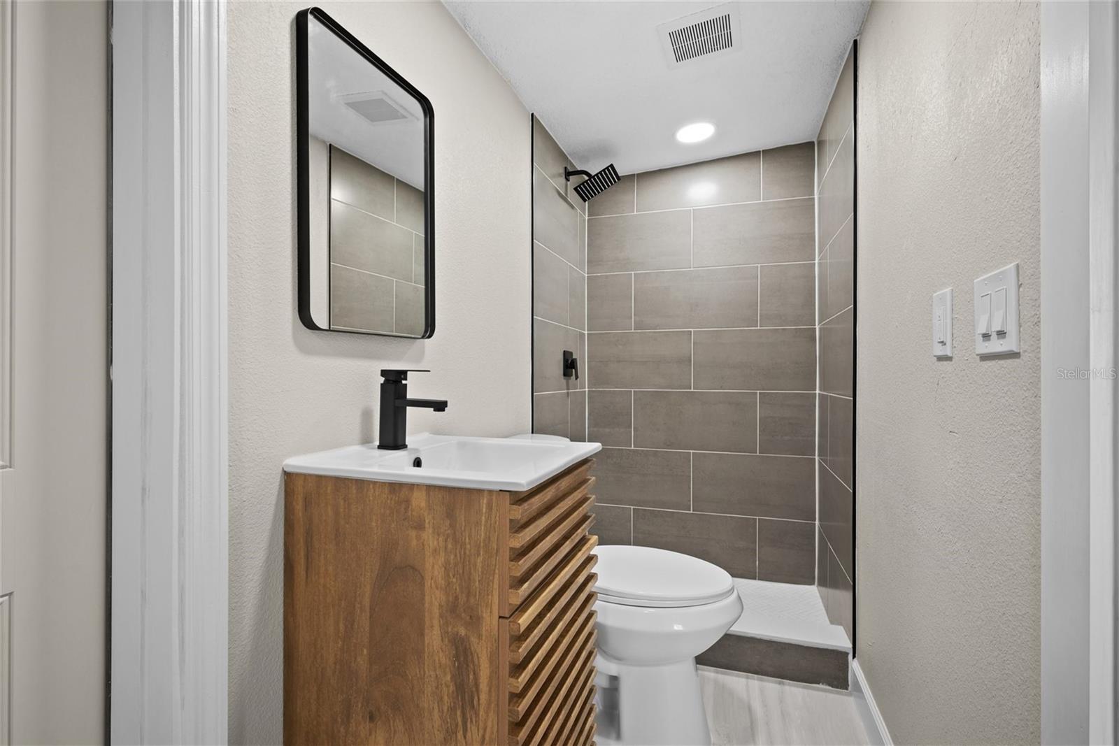 Listing photo id 1 for 6213 Cameron Avenue