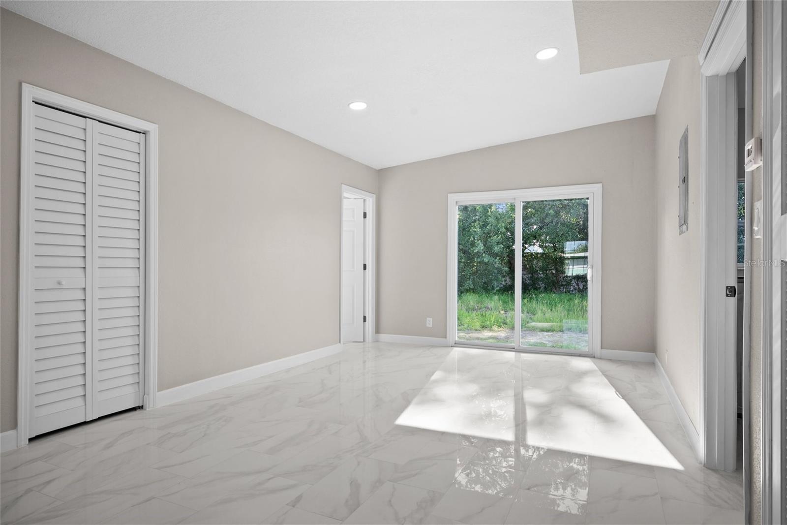 Listing photo id 2 for 6213 Cameron Avenue