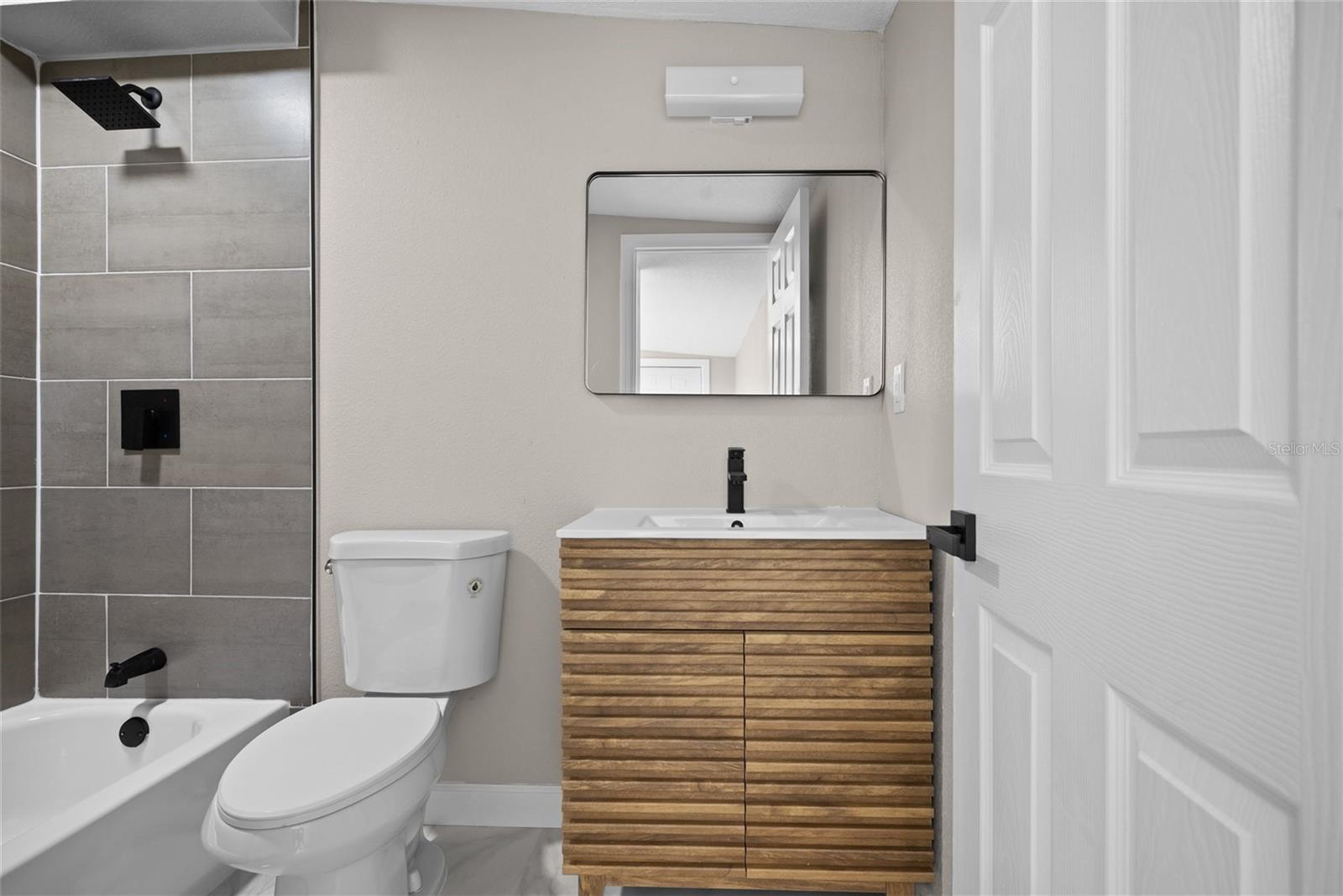 Listing photo id 4 for 6213 Cameron Avenue