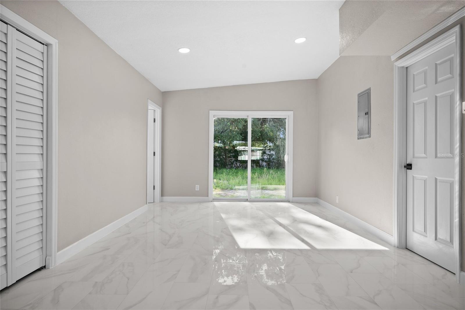 Listing photo id 5 for 6213 Cameron Avenue