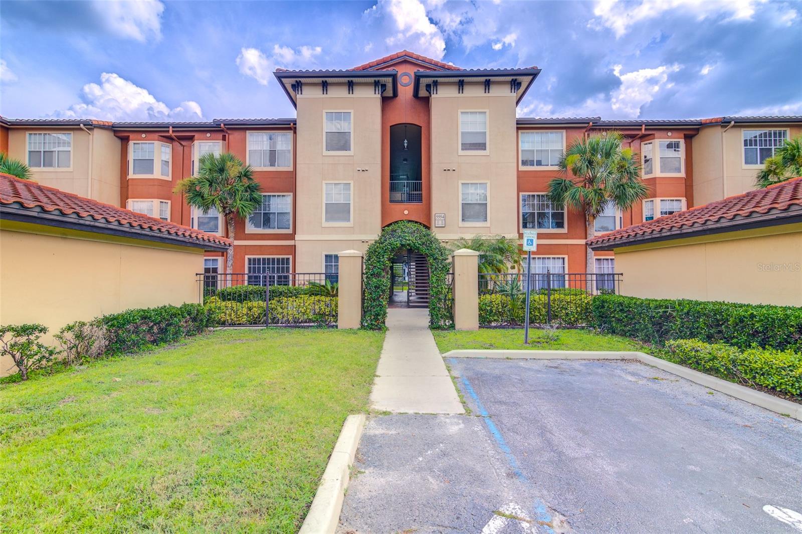 Image 3 of 52 For 5554 Metrowest Boulevard 305