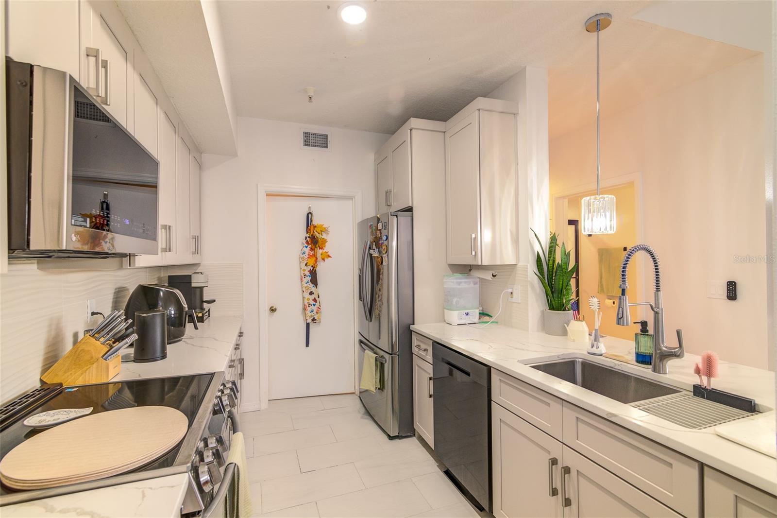 Image 31 of 52 For 5554 Metrowest Boulevard 305