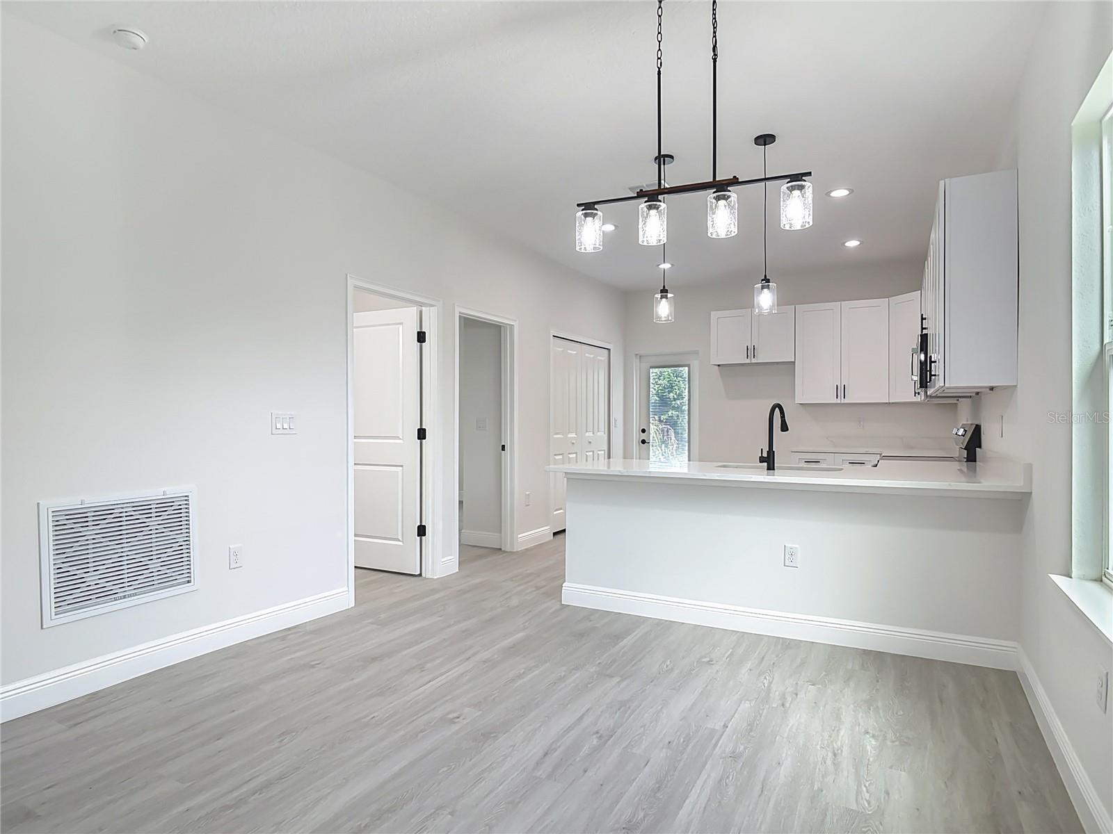 Image 10 of 37 For 2445 Dolarway Street