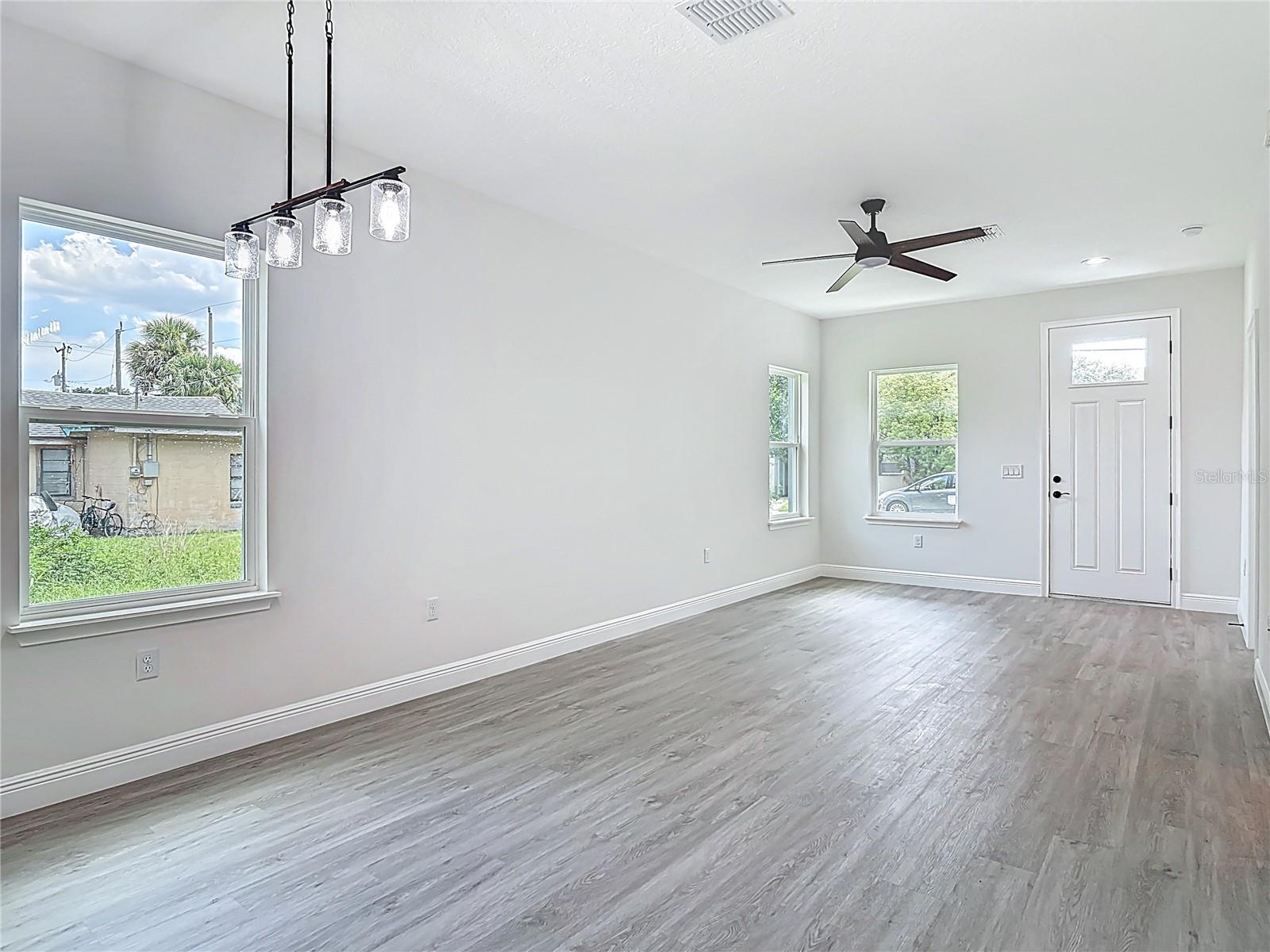 Image 12 of 37 For 2445 Dolarway Street