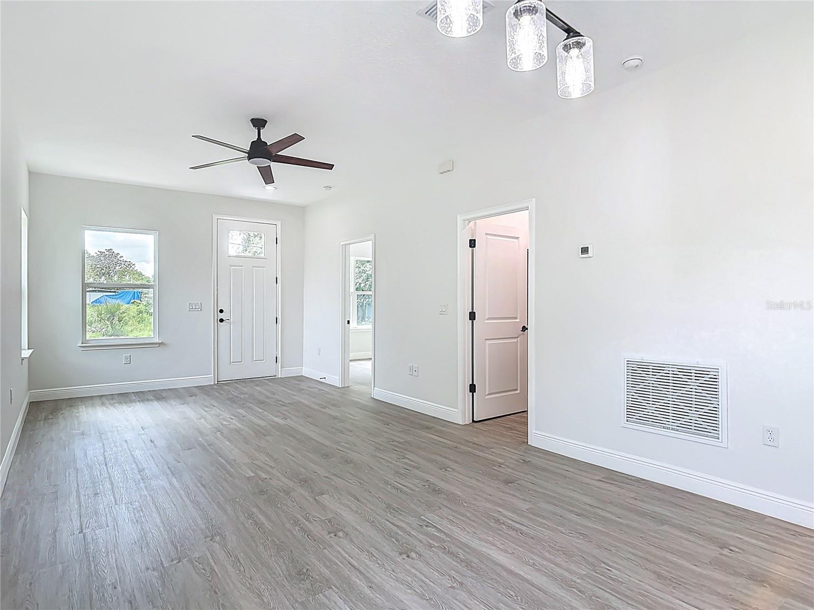 Image 13 of 37 For 2445 Dolarway Street