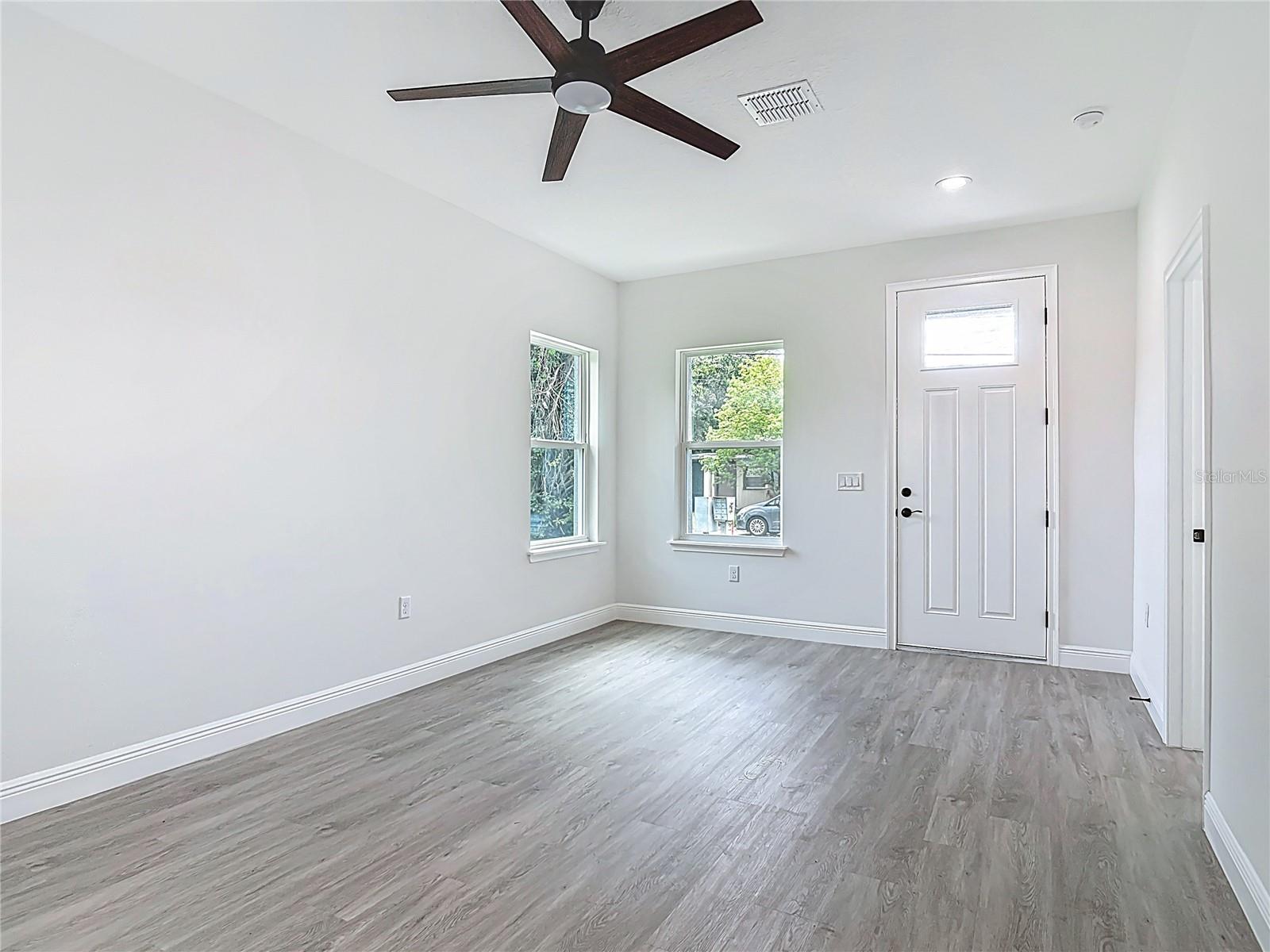 Image 8 of 37 For 2445 Dolarway Street