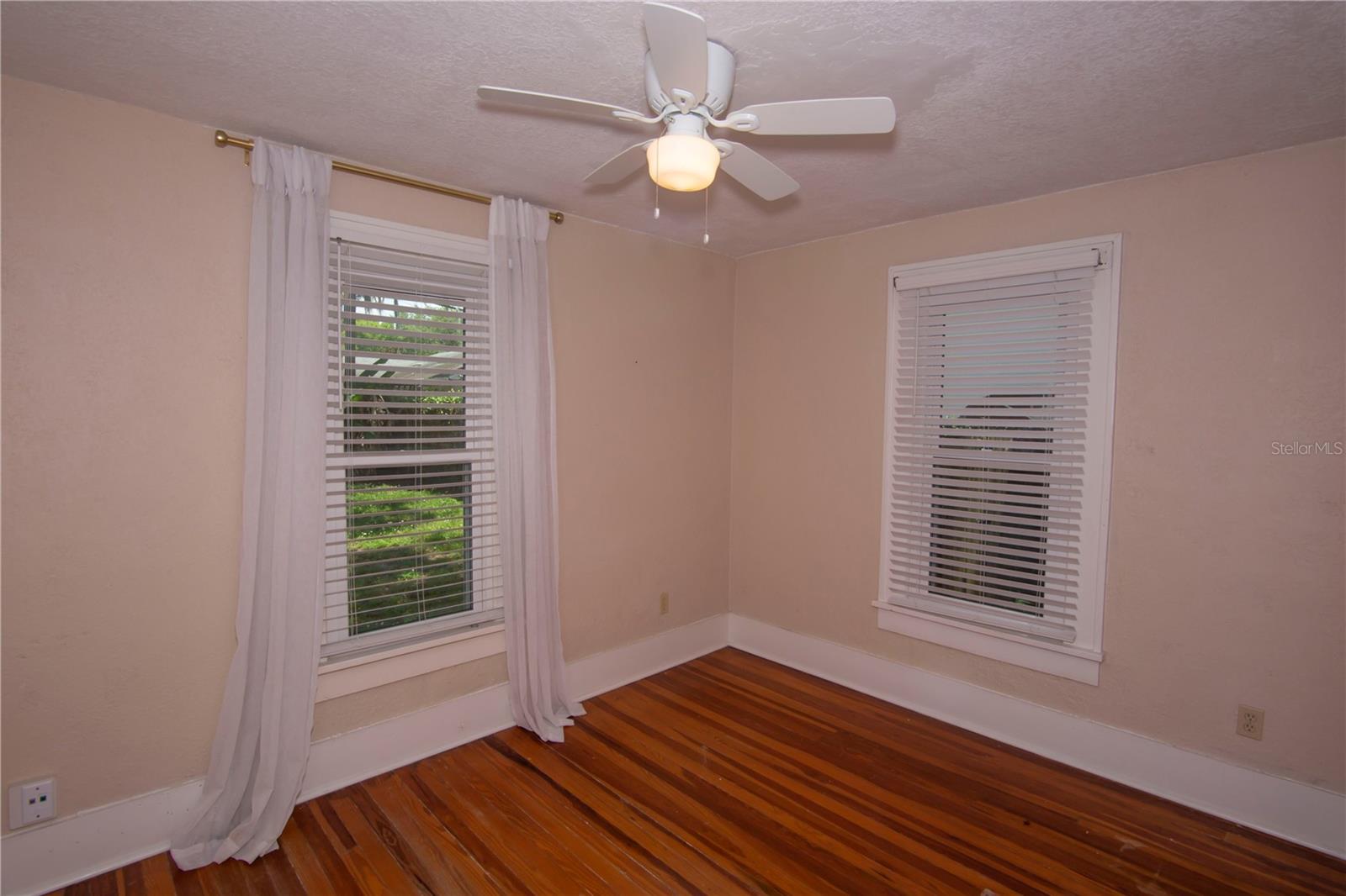 Image 18 of 20 For 539 Yale Street
