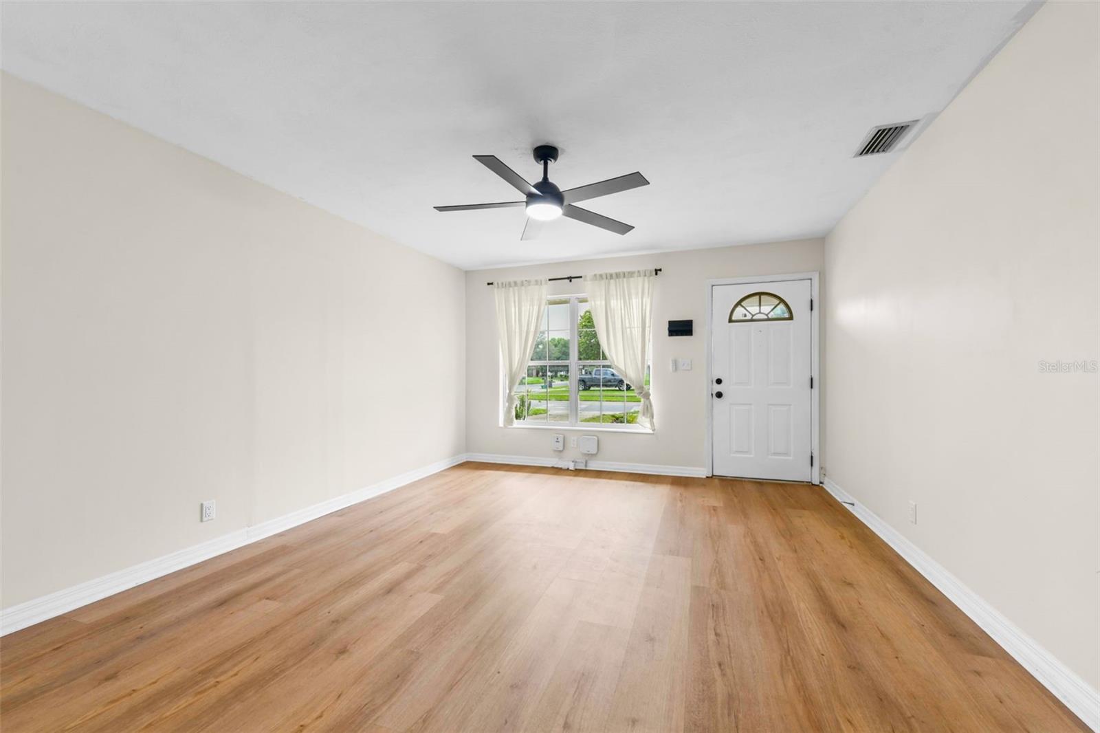Image 4 of 43 For 401 Elm Drive