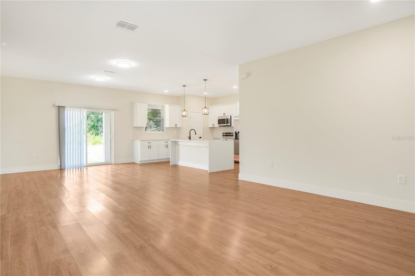 Listing photo id 8 for 330 Marion Oaks Ln Lane