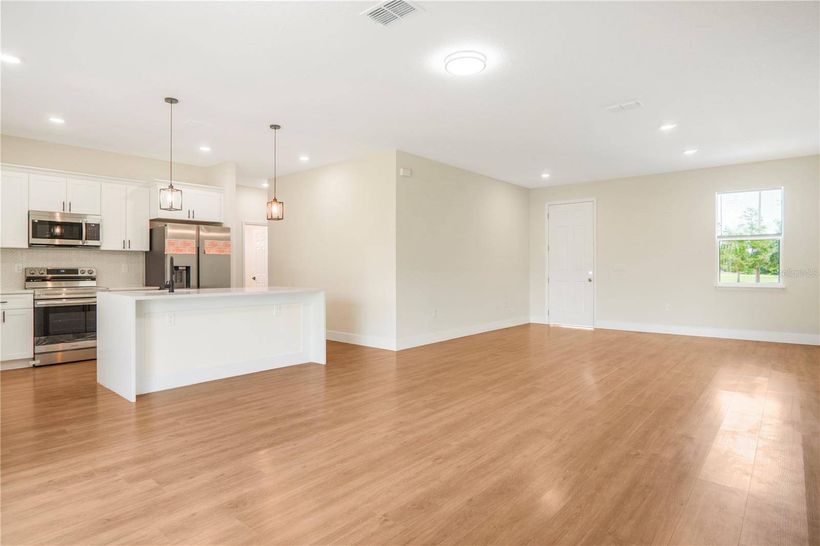 Listing photo id 9 for 330 Marion Oaks Ln Lane