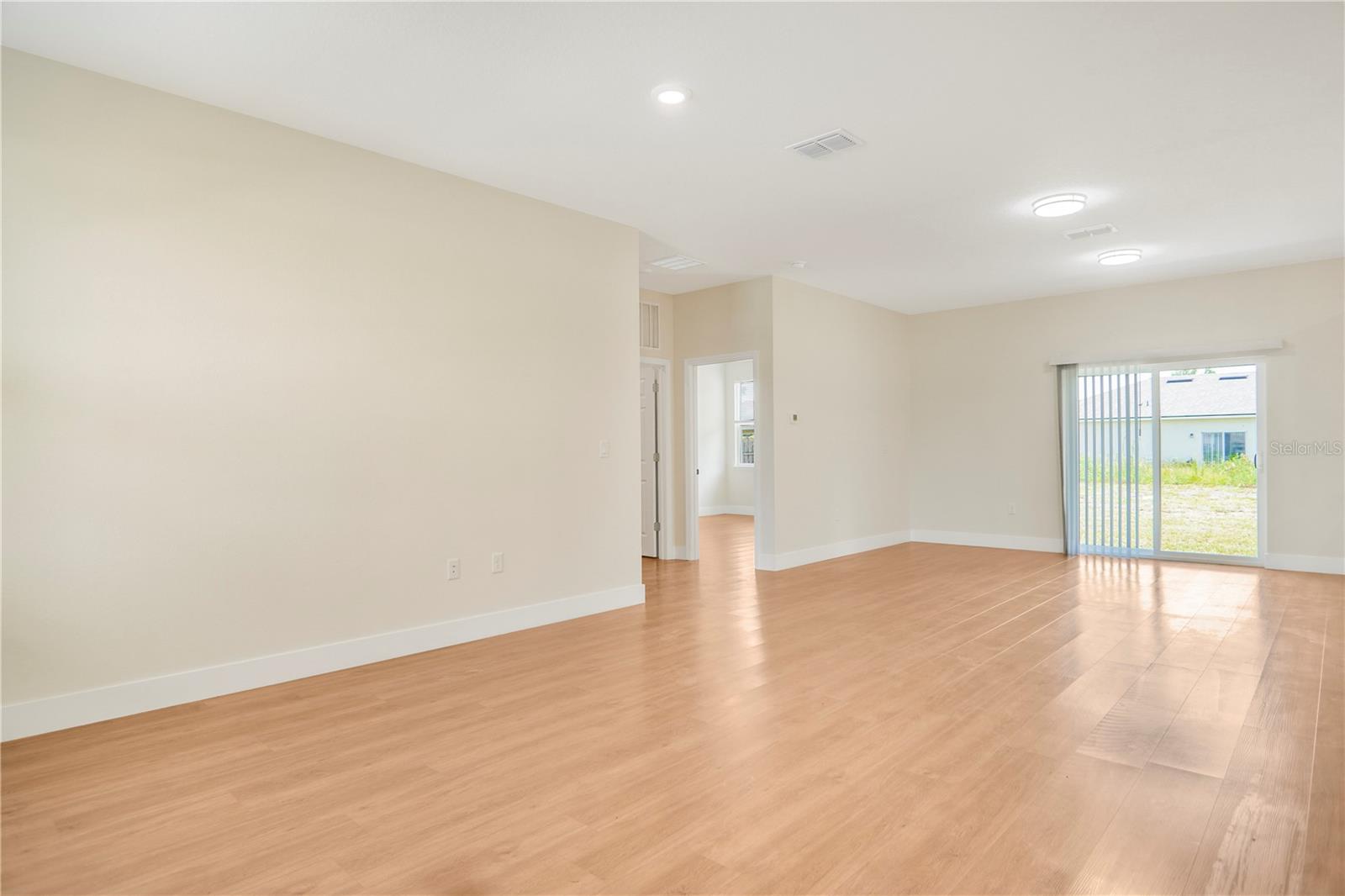 Listing photo id 11 for 330 Marion Oaks Ln Lane