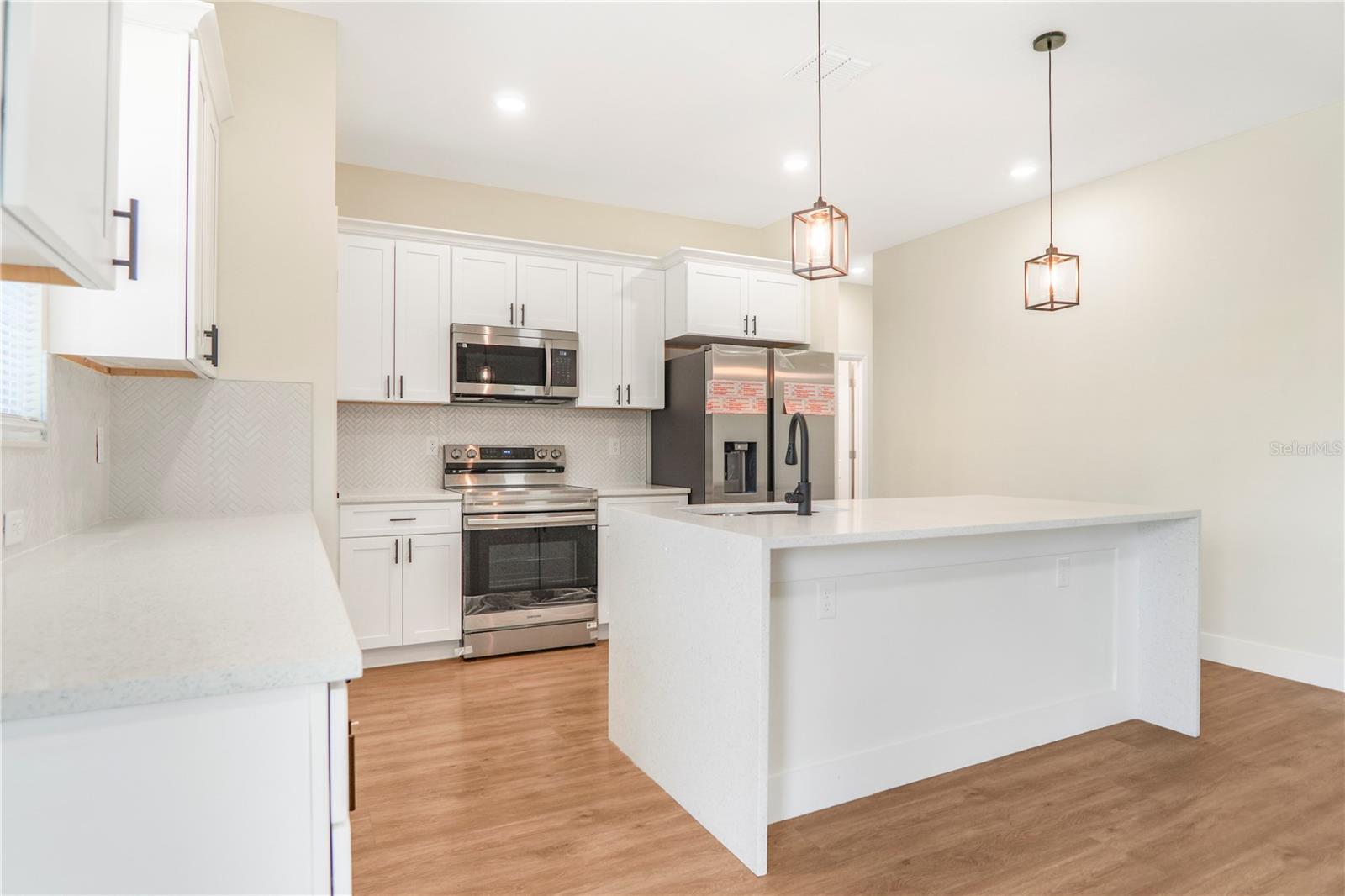 Listing photo id 12 for 330 Marion Oaks Ln Lane
