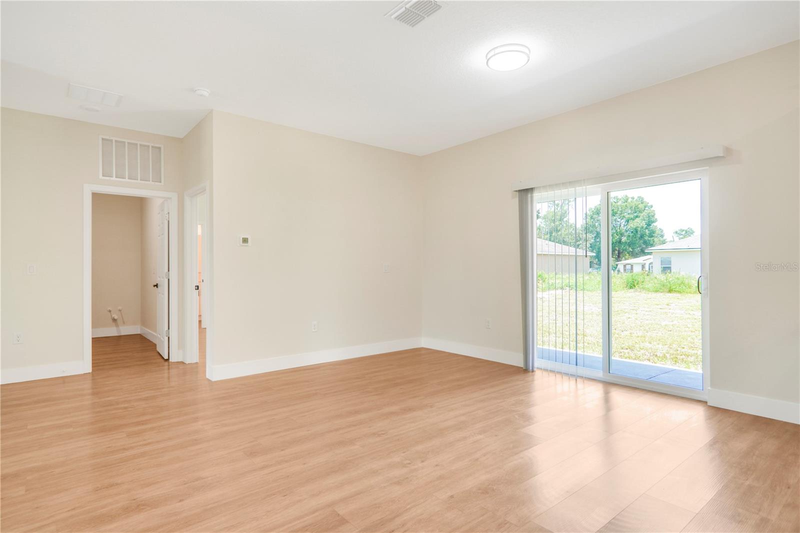 Listing photo id 15 for 330 Marion Oaks Ln Lane