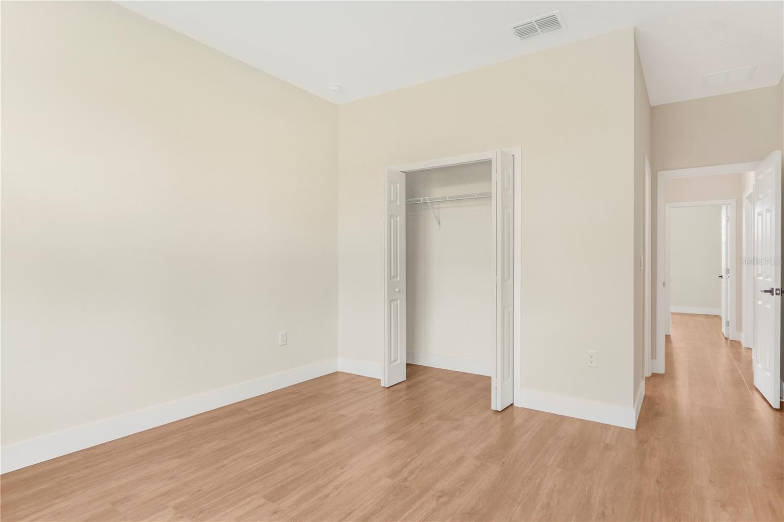 Listing photo id 17 for 330 Marion Oaks Ln Lane