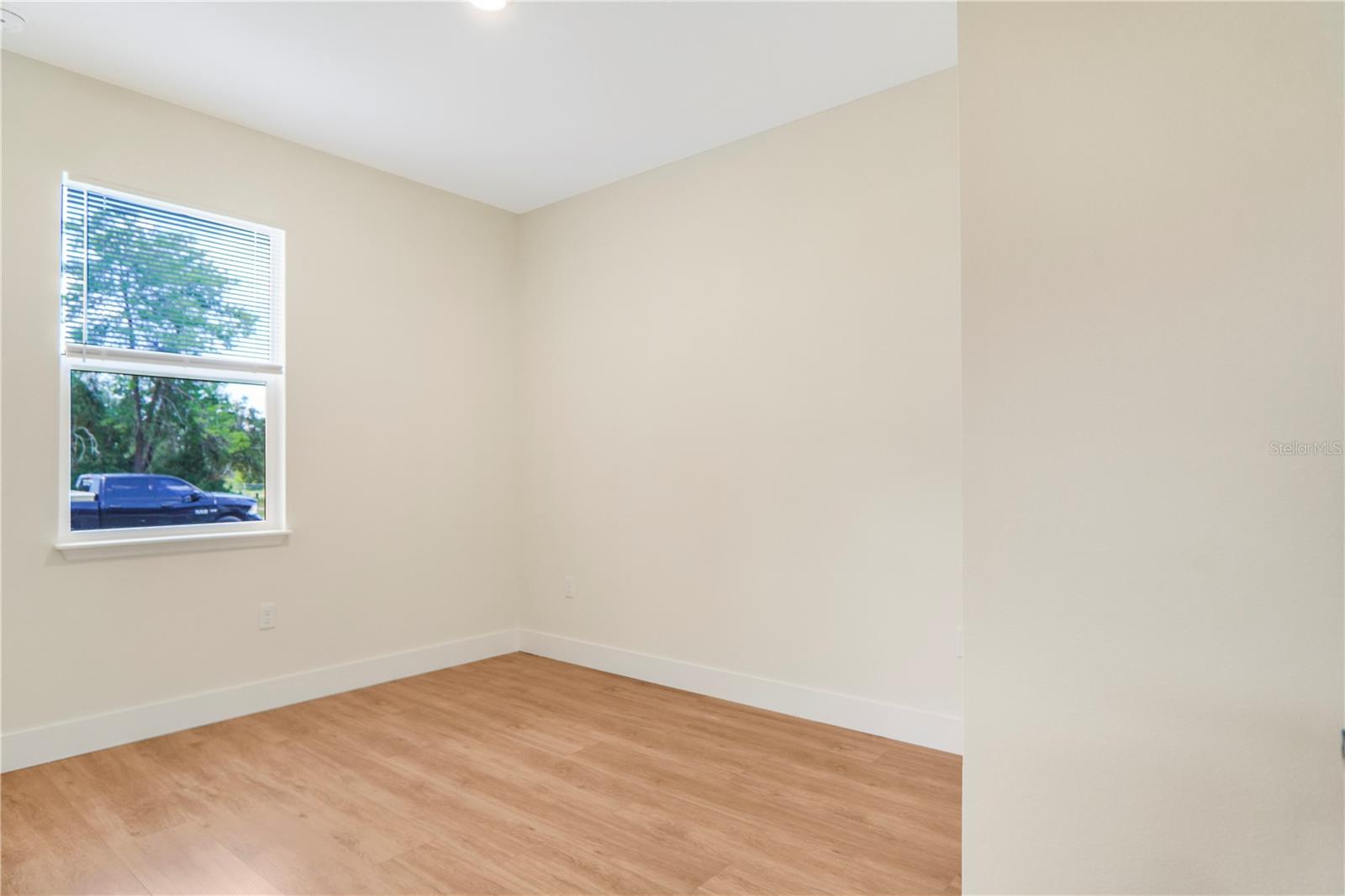 Listing photo id 26 for 330 Marion Oaks Ln Lane