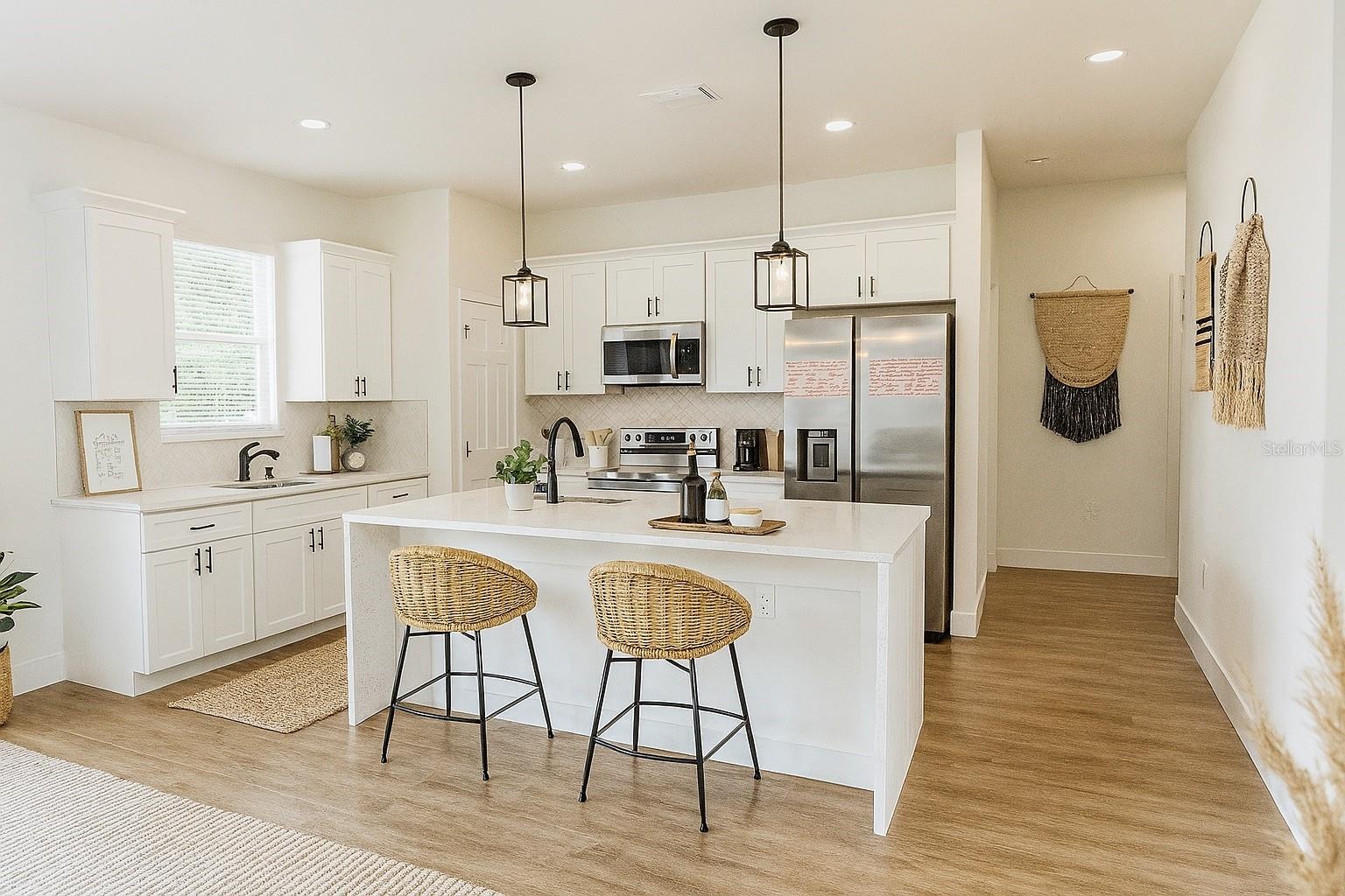 Listing photo id 1 for 330 Marion Oaks Ln Lane