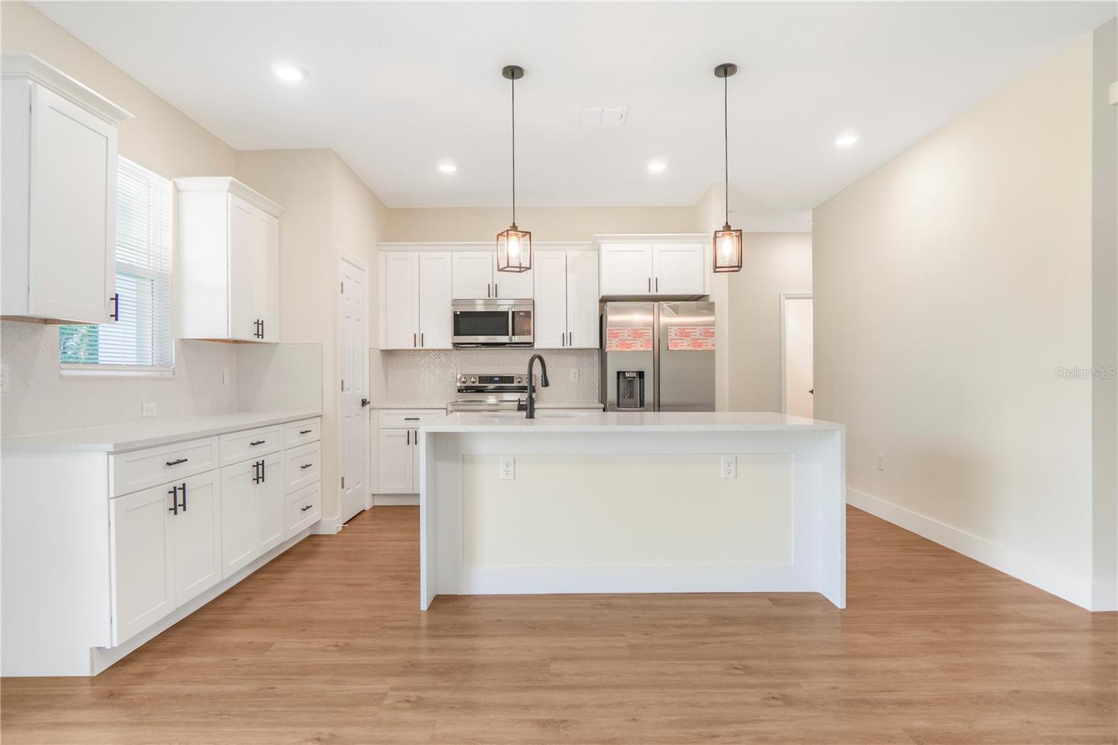 Listing photo id 7 for 330 Marion Oaks Ln Lane