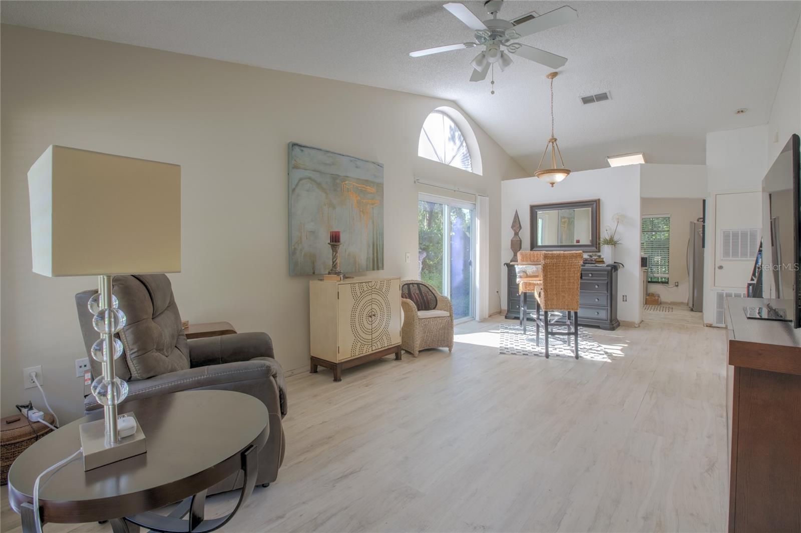 Image 5 of 19 For 9932 Timber Oaks Court 12