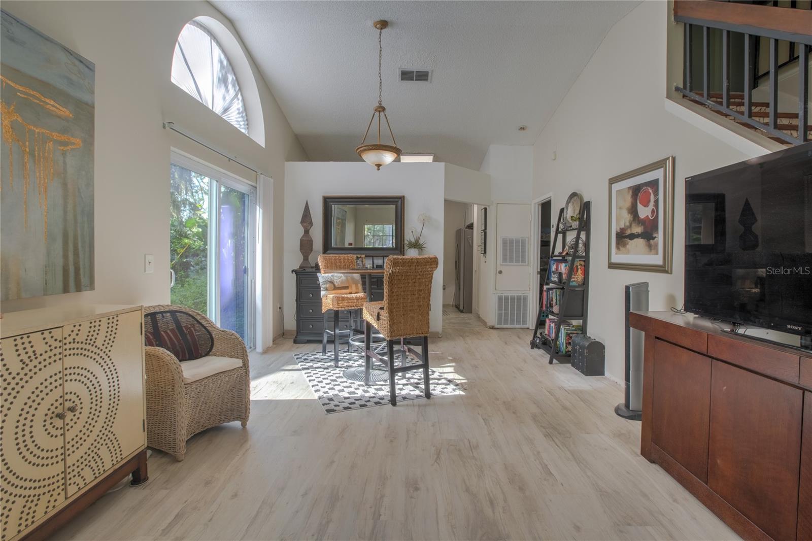 Image 6 of 19 For 9932 Timber Oaks Court 12