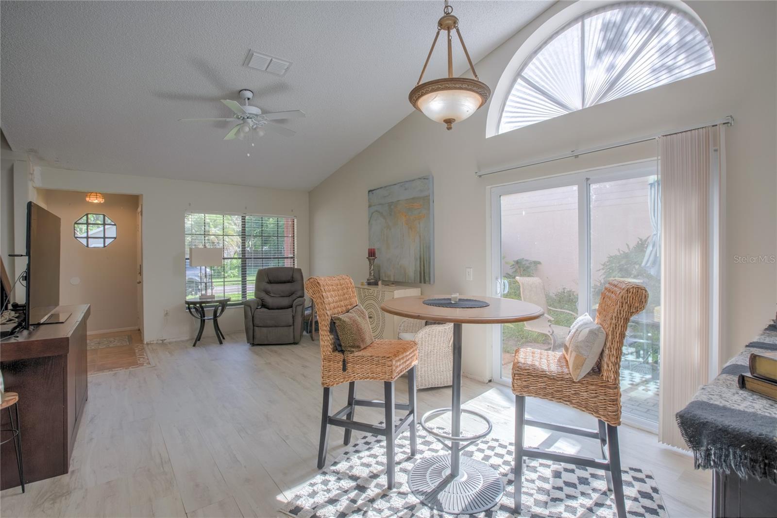 Image 7 of 19 For 9932 Timber Oaks Court 12