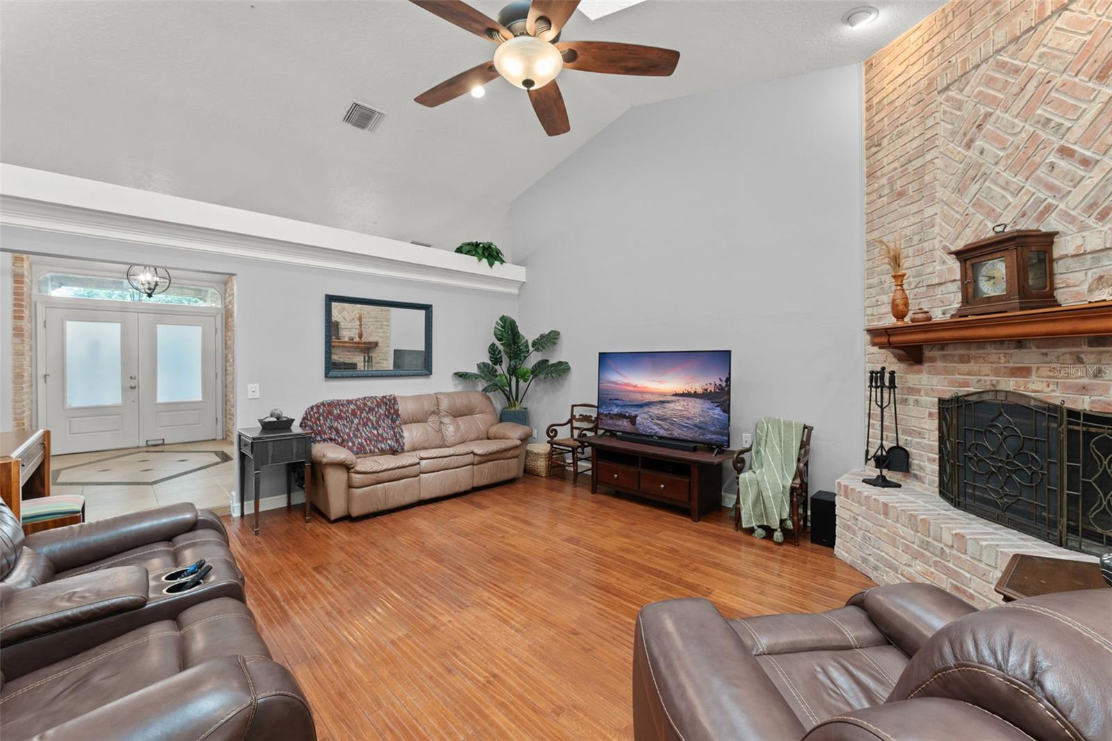 Image 13 of 51 For 942 Deerwood Loop
