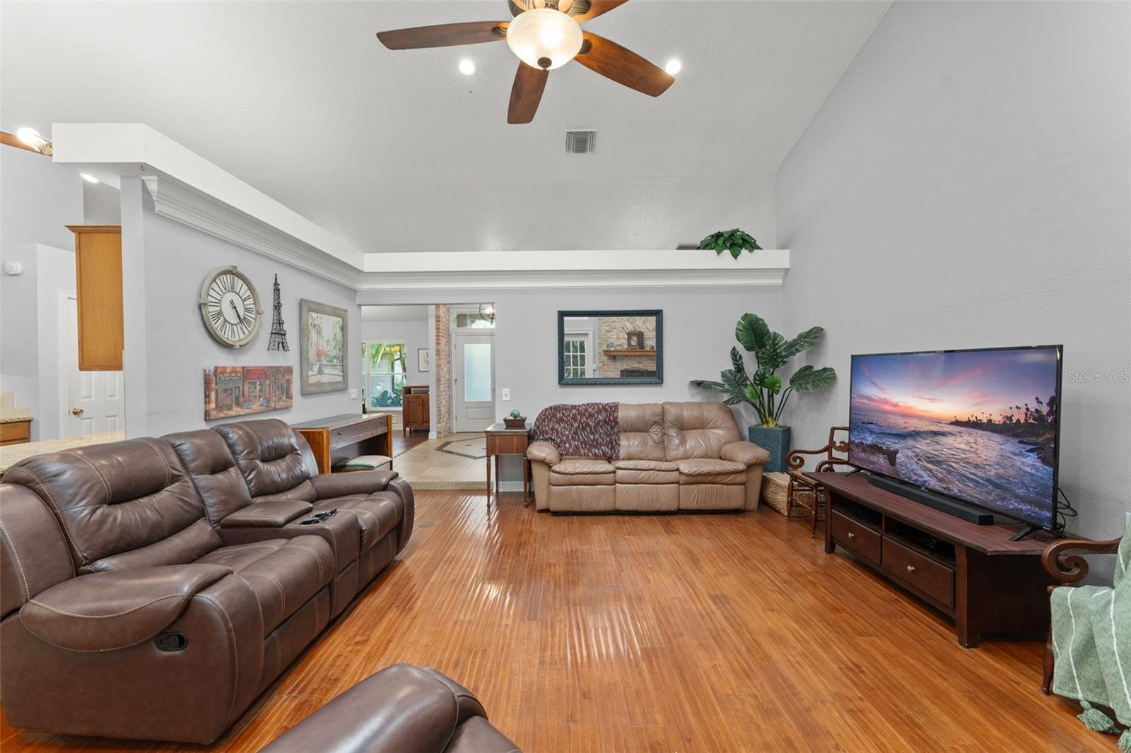 Image 14 of 51 For 942 Deerwood Loop