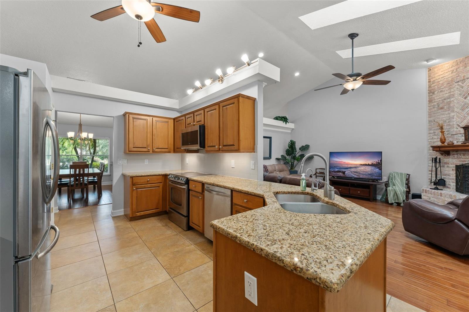 Image 16 of 51 For 942 Deerwood Loop