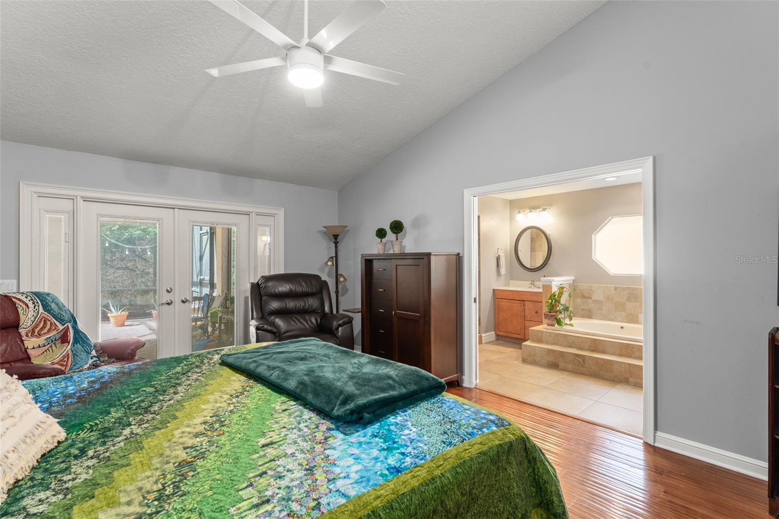 Image 22 of 51 For 942 Deerwood Loop