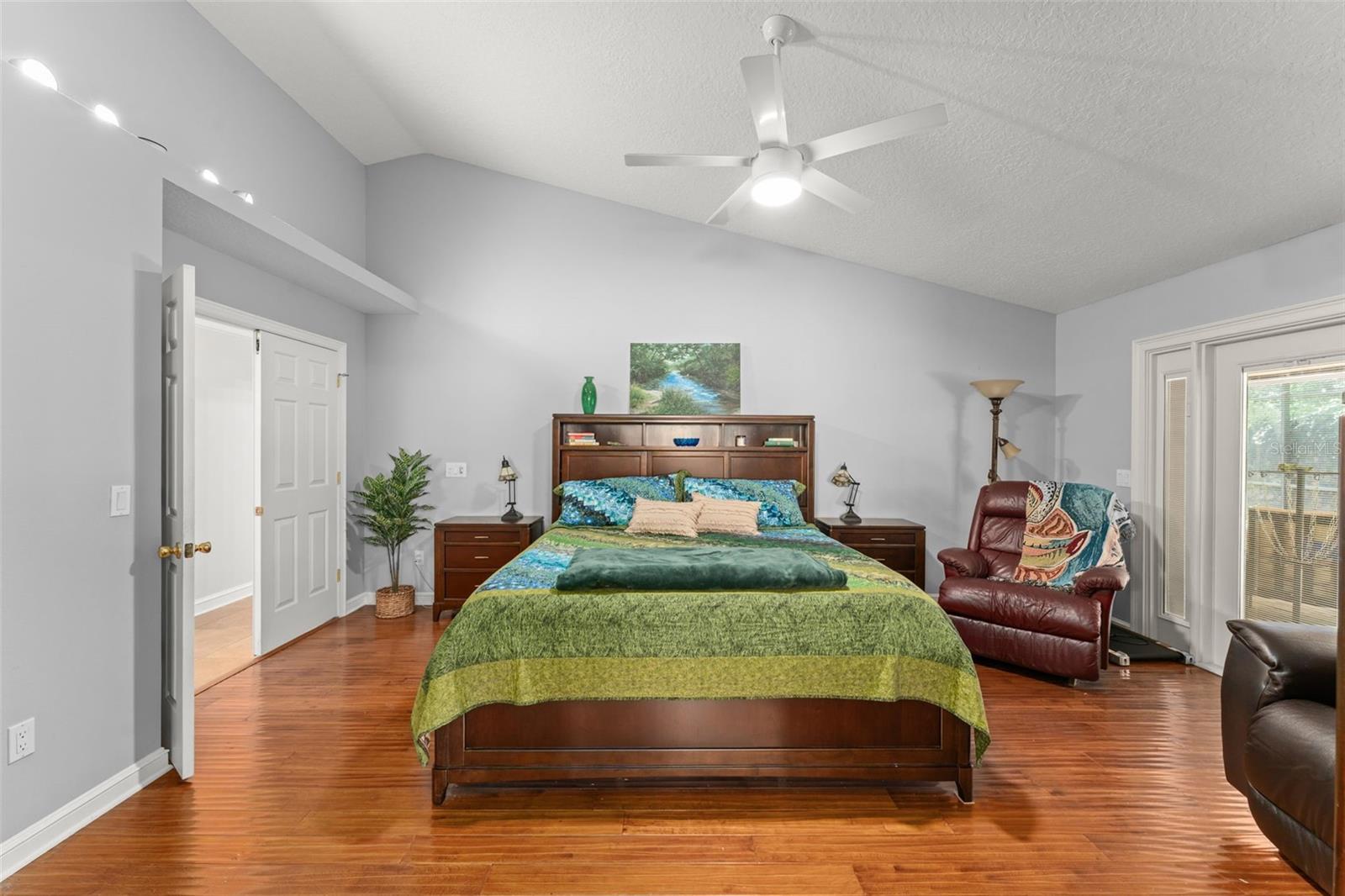 Image 23 of 51 For 942 Deerwood Loop