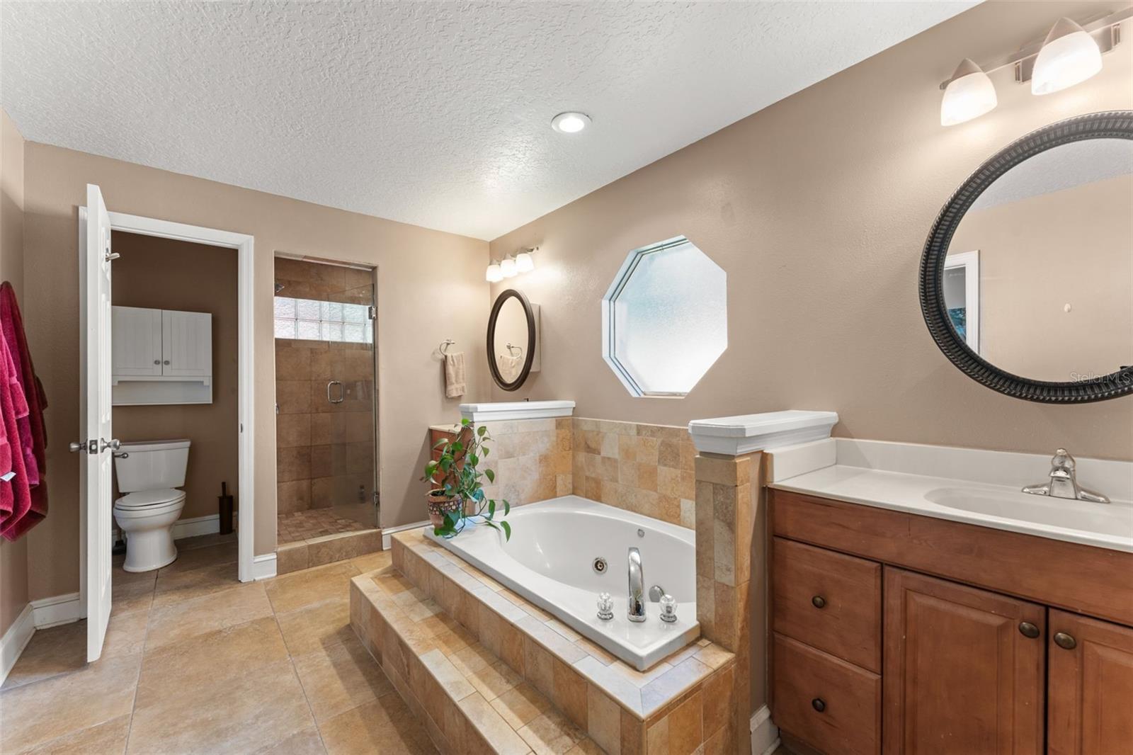 Image 25 of 51 For 942 Deerwood Loop