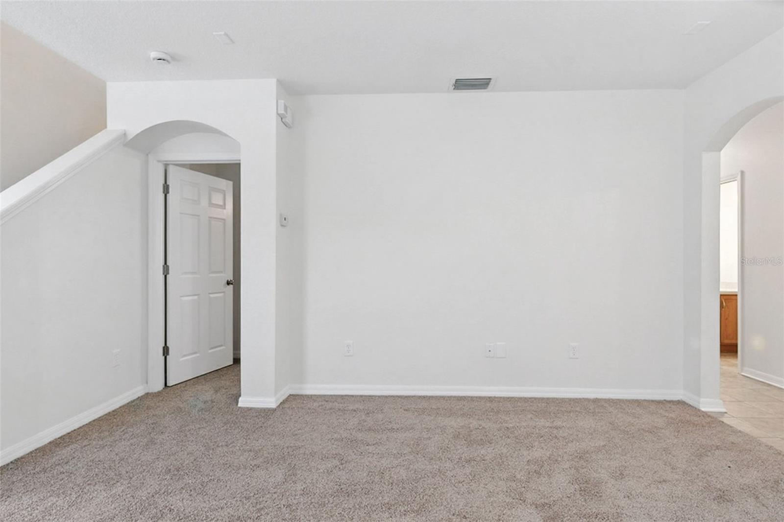 Image 7 of 52 For 9815 Edmonton Drive