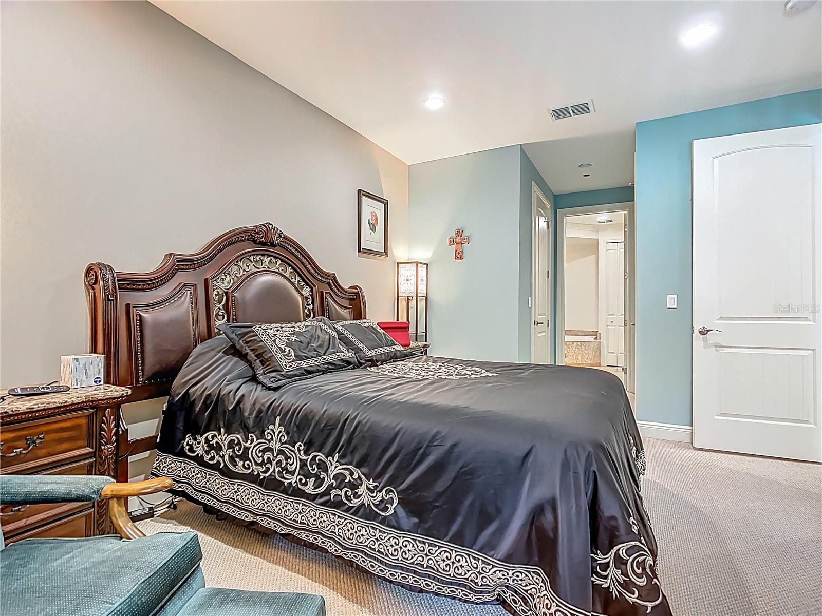 Image 24 of 38 For 2351 Lakeview Drive 205