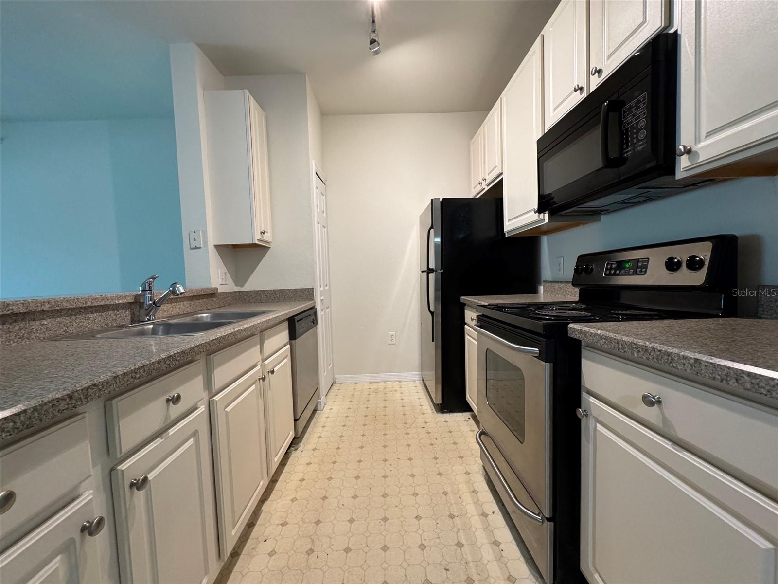Image 3 of 16 For 5459 Vineland Road 4304