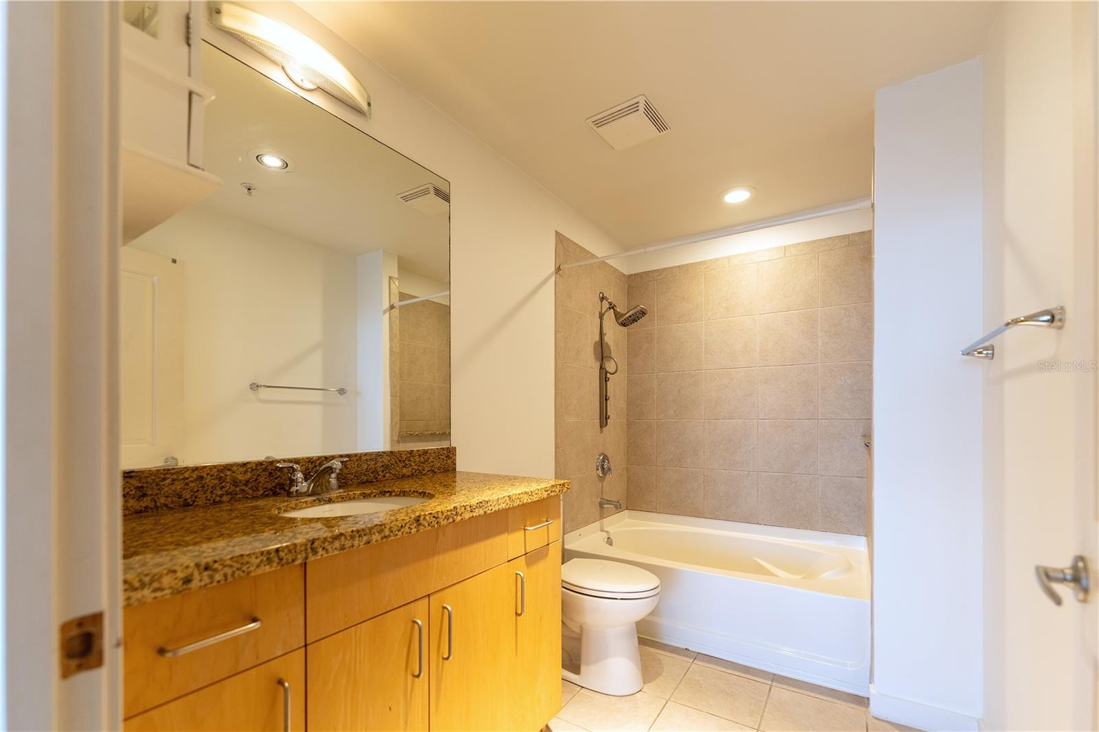 Image 14 of 26 For 155 Court Avenue 1113