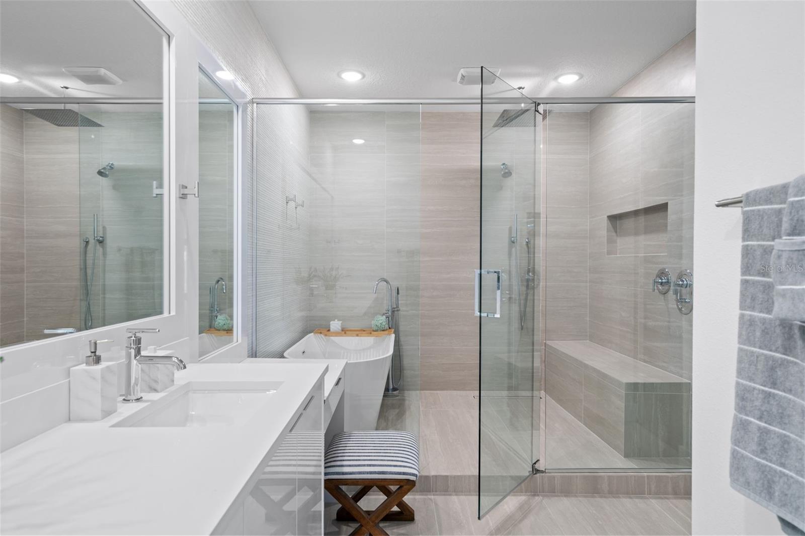 Image 22 of 41 For 15821 Vetta Drive
