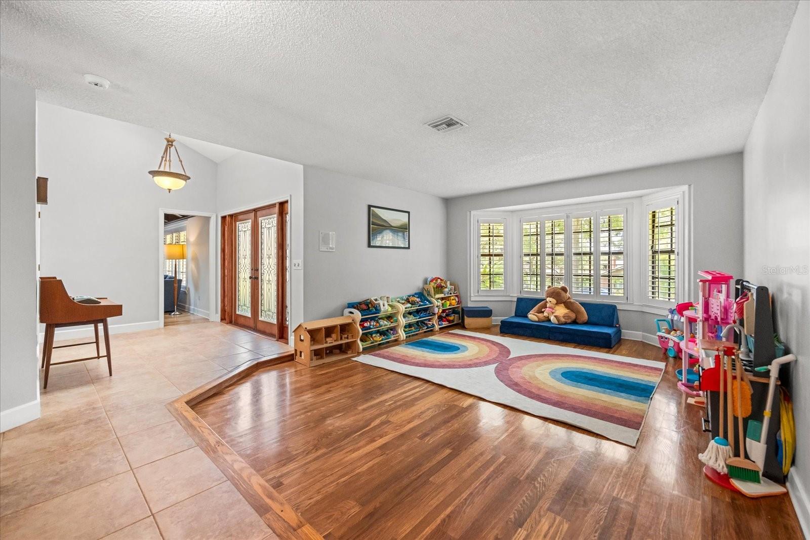 Image 15 of 63 For 205 Sweetwater Cove Boulevard