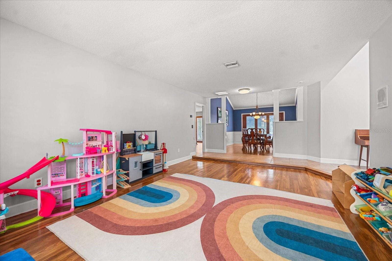 Image 16 of 63 For 205 Sweetwater Cove Boulevard