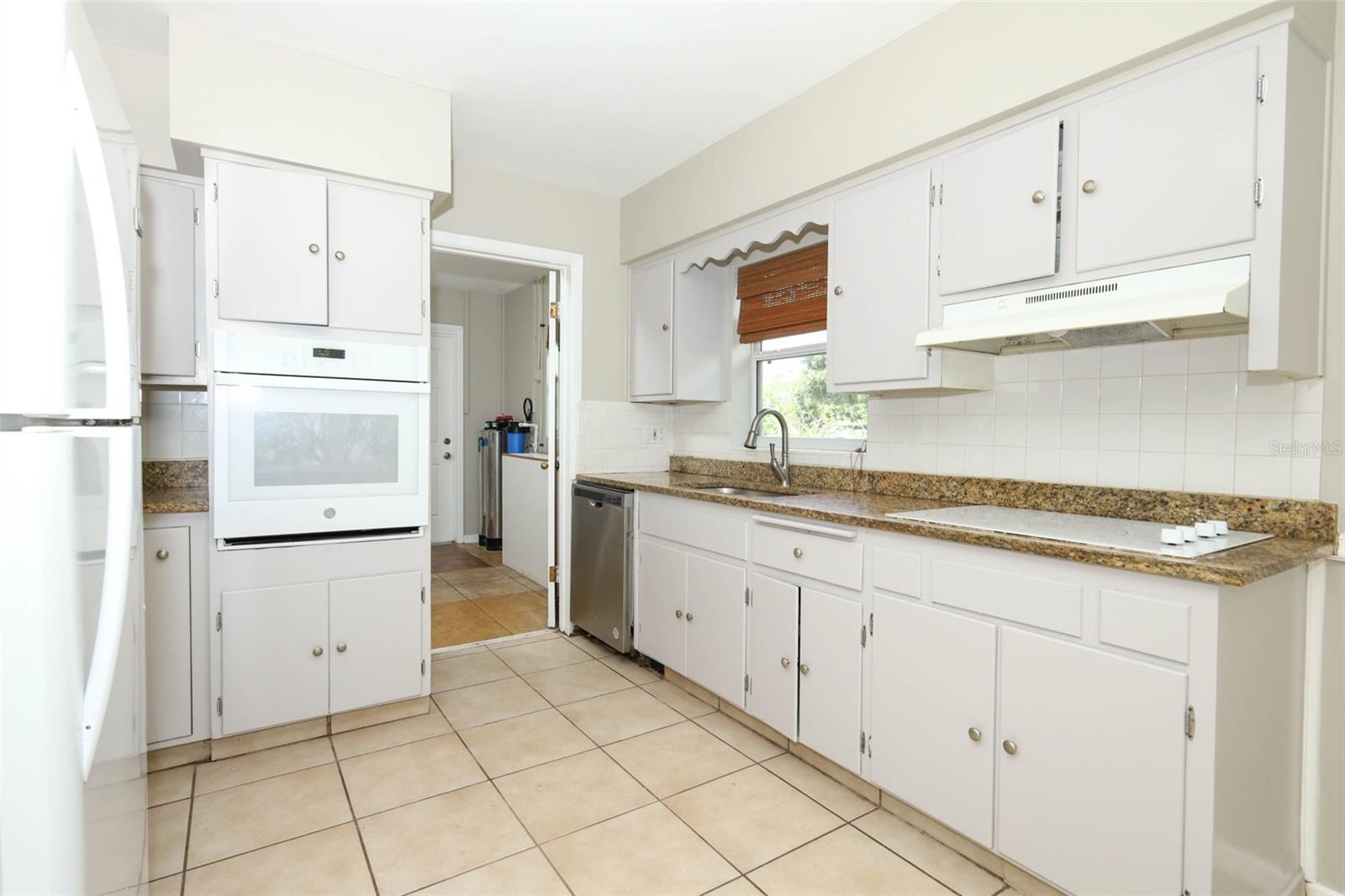 Image 10 of 47 For 904 Hall Street