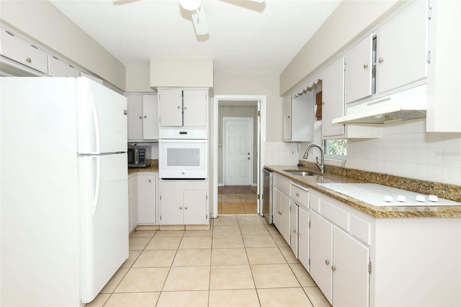 Image 11 of 47 For 904 Hall Street