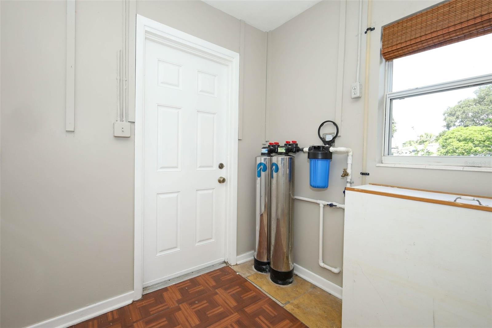 Image 13 of 47 For 904 Hall Street