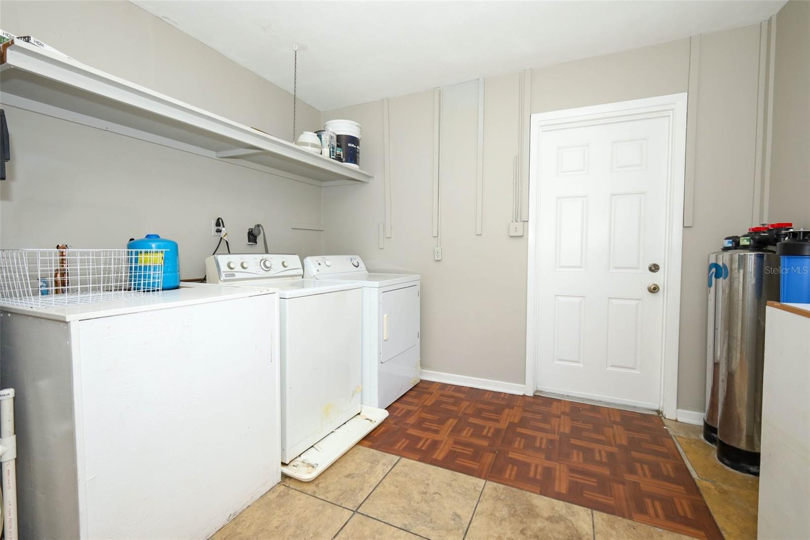 Image 14 of 47 For 904 Hall Street