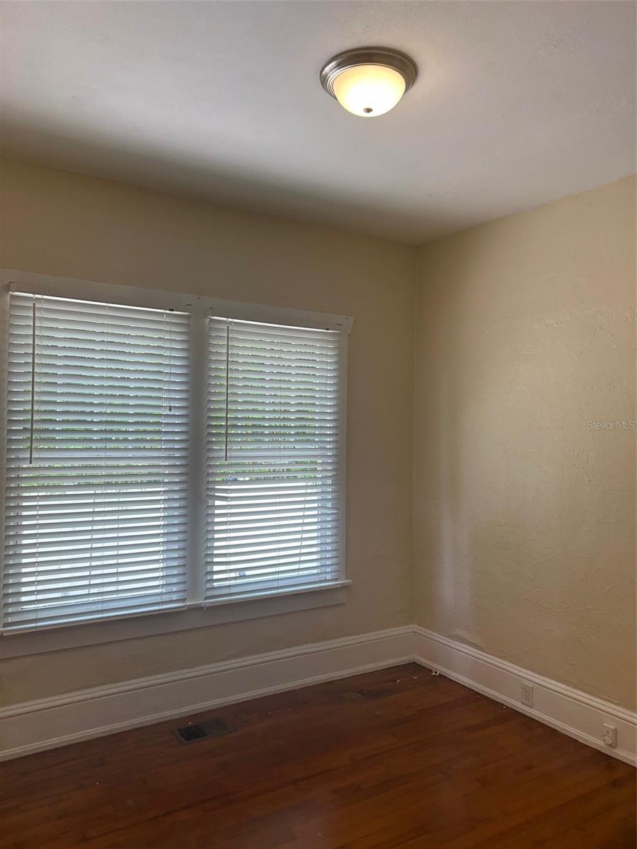 Image 11 of 12 For 1629 Ferris Avenue