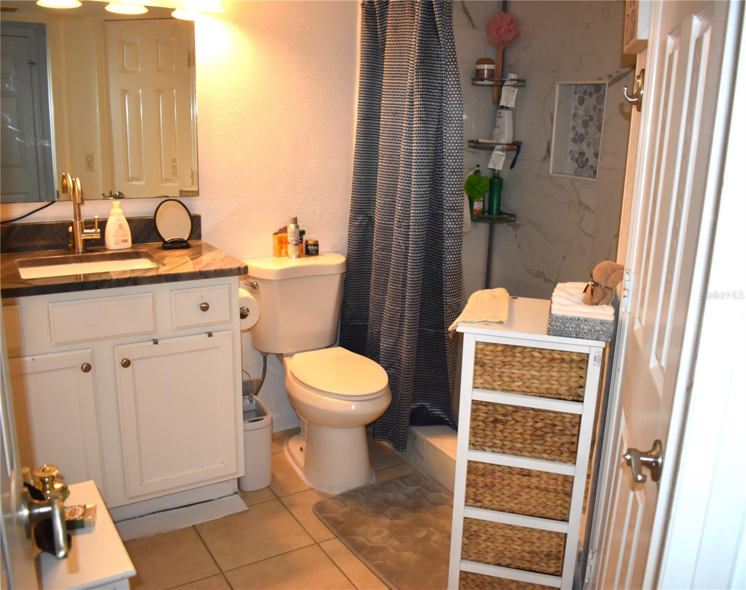 Image 10 of 18 For 415 Lakepointe Drive 203