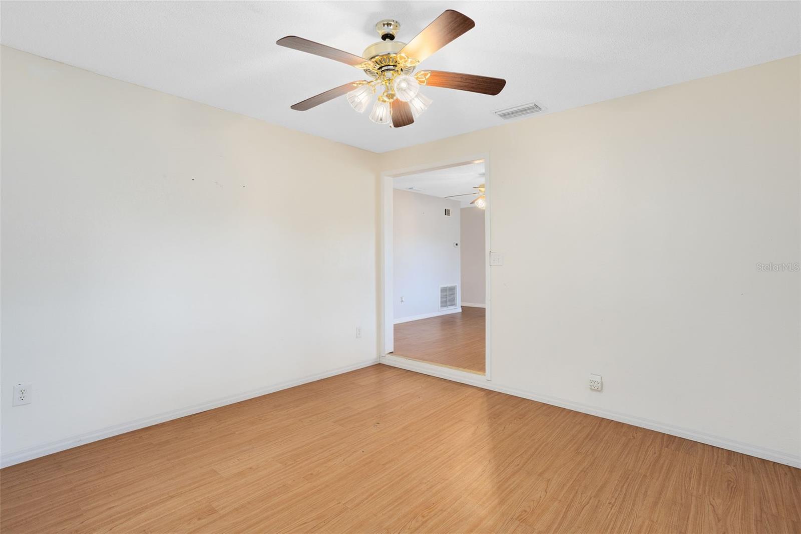 Image 6 of 30 For 426 Longwood Circle