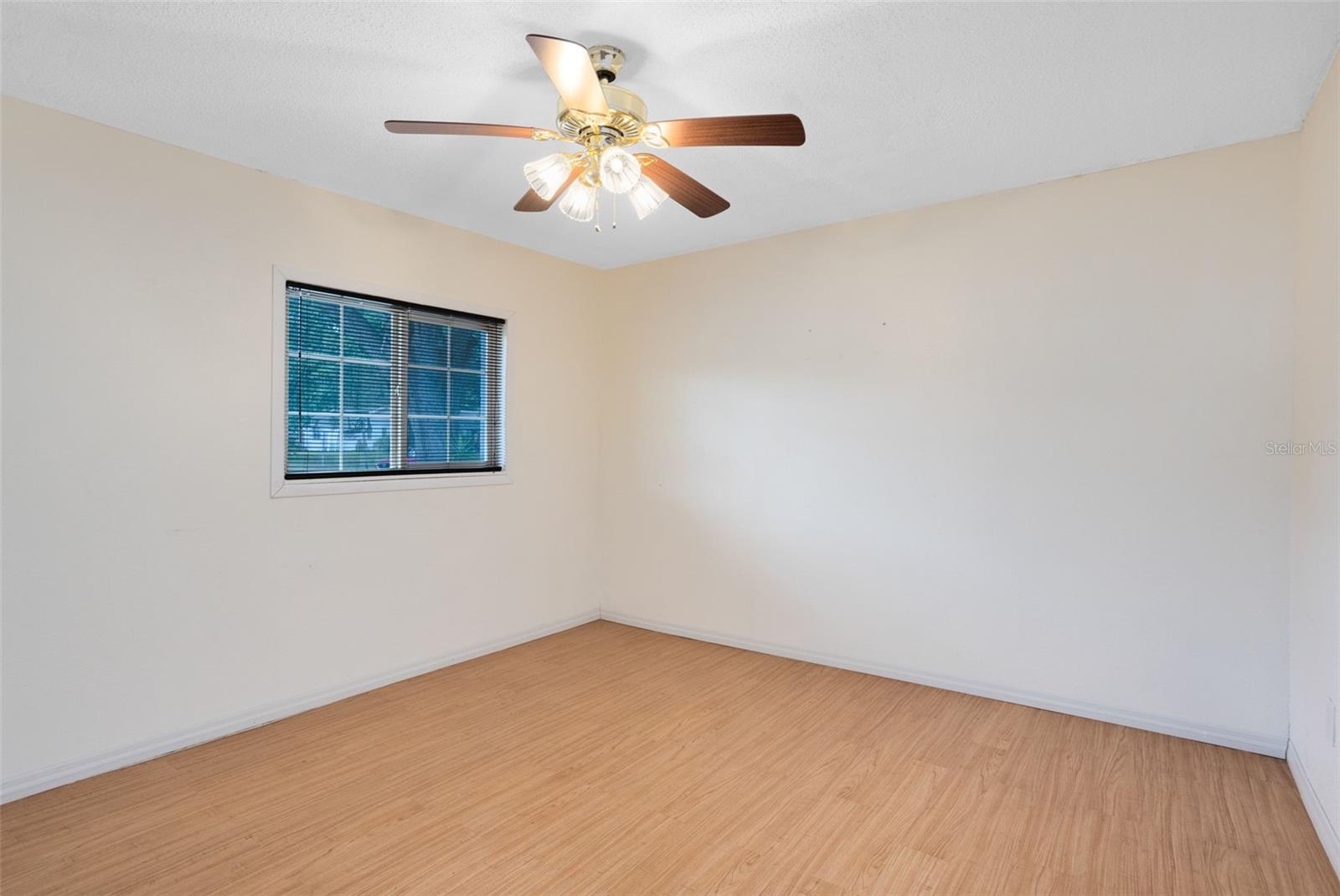 Image 7 of 30 For 426 Longwood Circle
