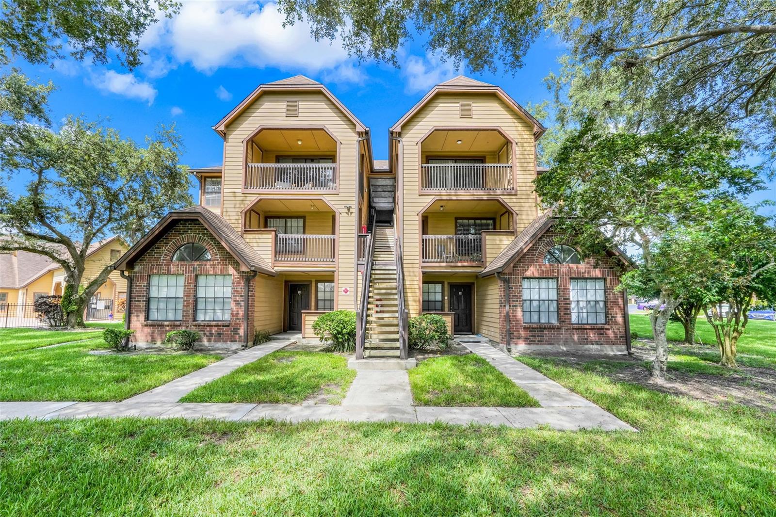 Image 2 of 36 For 325 Lakepointe Drive 304