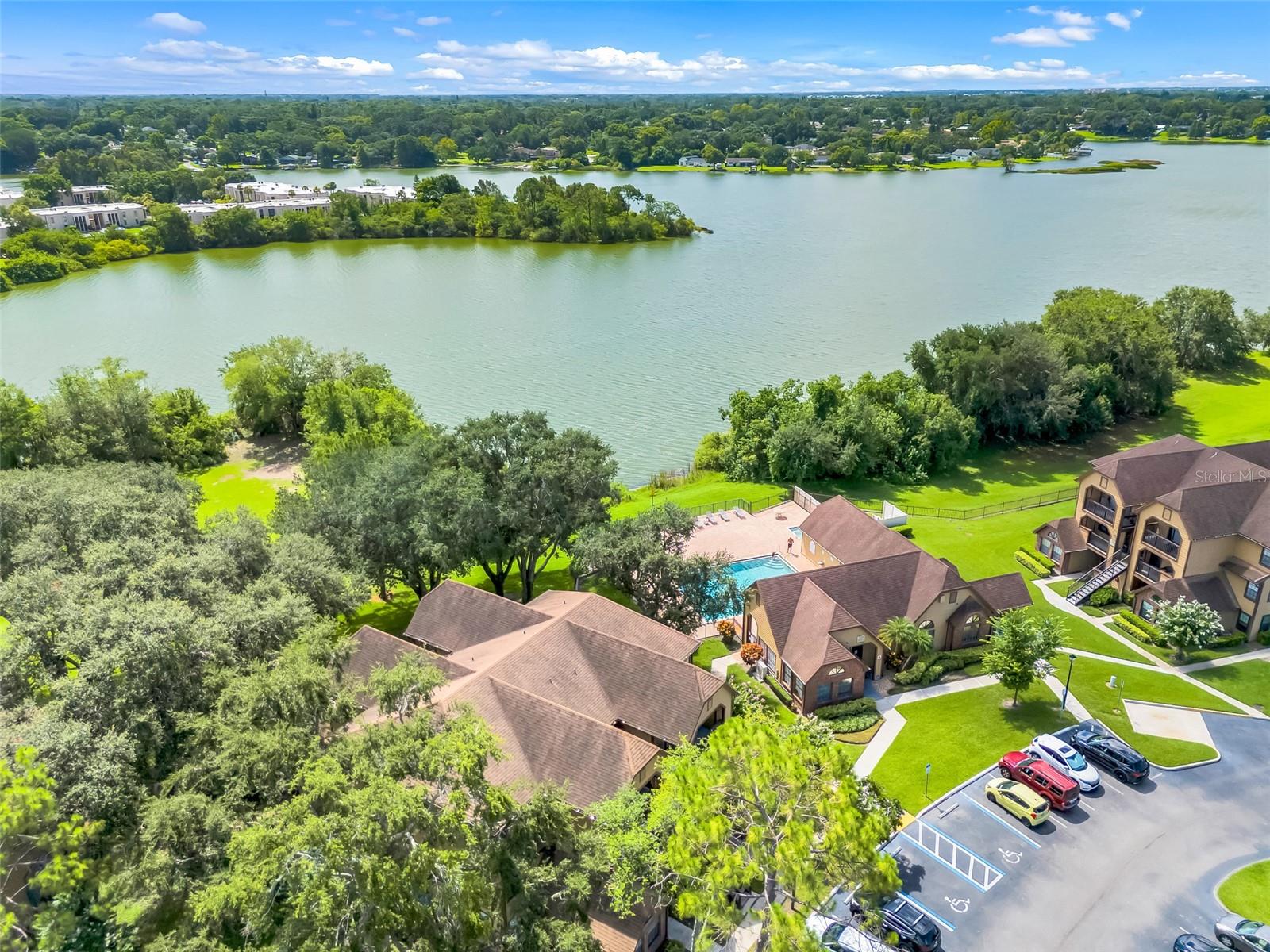 Image 29 of 36 For 325 Lakepointe Drive 304