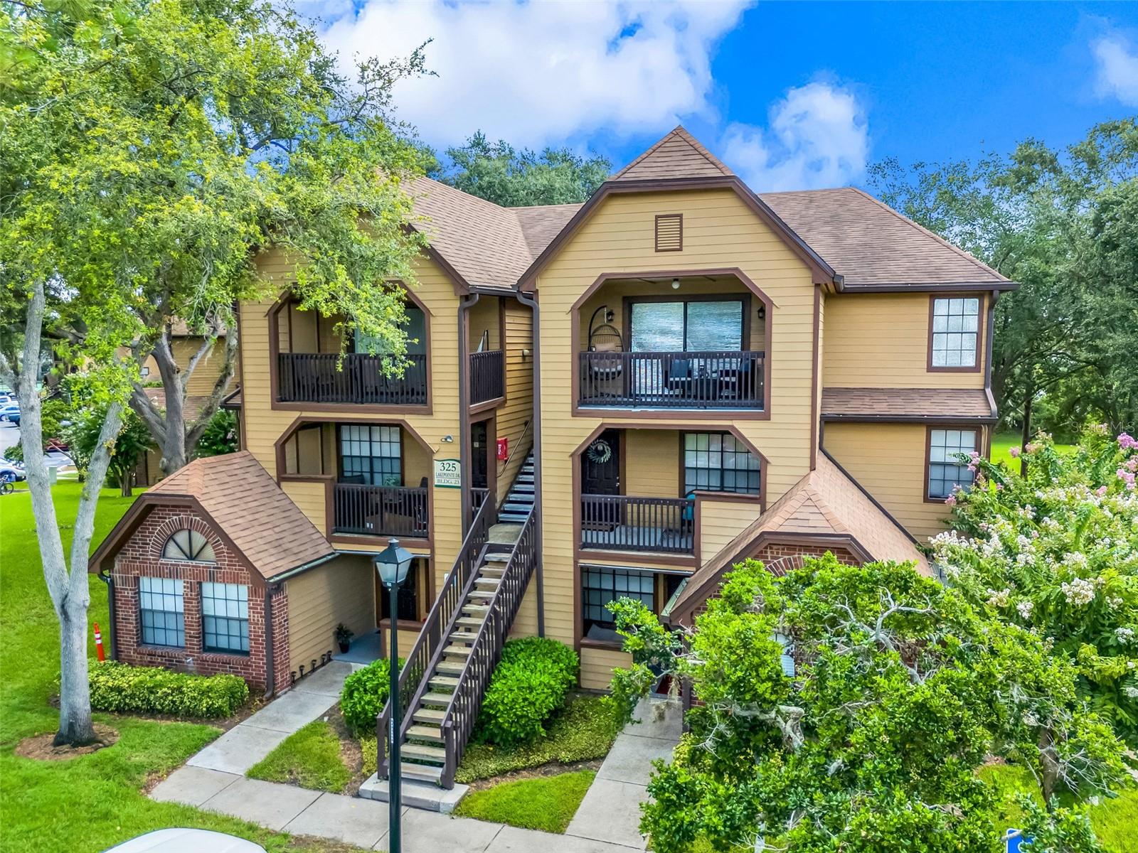 Image 3 of 36 For 325 Lakepointe Drive 304