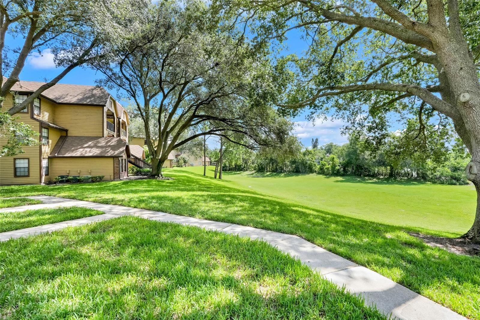 Image 31 of 36 For 325 Lakepointe Drive 304
